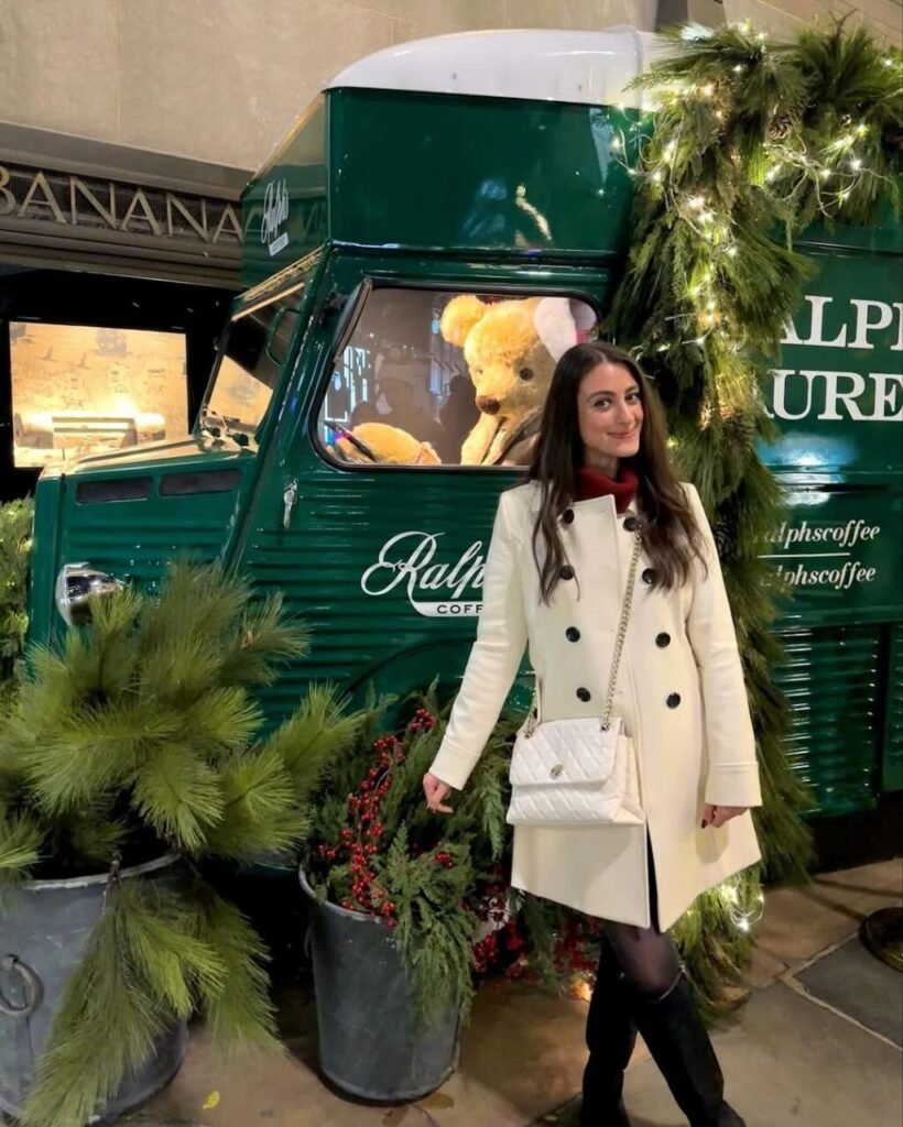 use these 2 exact keywords for pin title: NYC christmas outfit ideas, christmas in new york outfits. (use these excat keyword for pin description: NYC christmas outfit ideas, christmas in new york outfits, new york christmas outfits, new york city christmas outfit ideas for women, new york easthetic outfits winter, christmas in nyc outfits, new york city outfits winter, NYC December outfit ideas for Christmas)